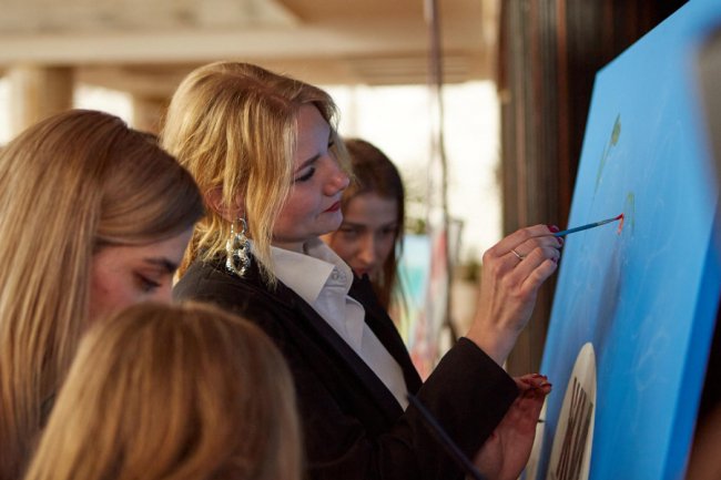 У Луцьку відкрили виставку картин жінок, які втратили коханих на війні