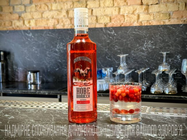 Настоянка, що втілює дух Полісся: натуральна журавлинна «Нове Полісся». Реклама