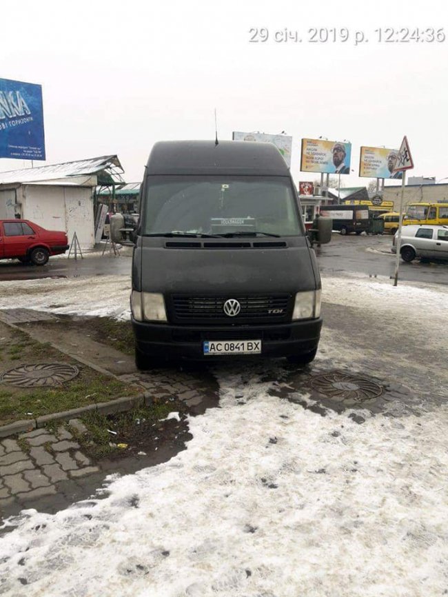 У Луцьку за паркування на тротуарі чи в зеленій зоні – протокол. ФОТО