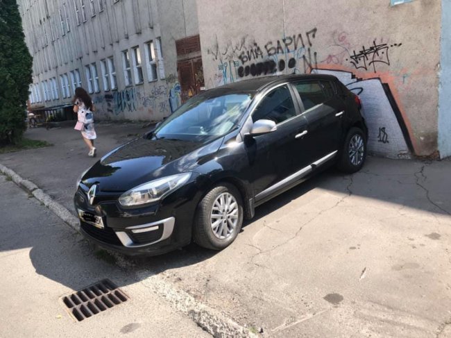 У Луцьку «автоандон» перегородив тротуар. ФОТО