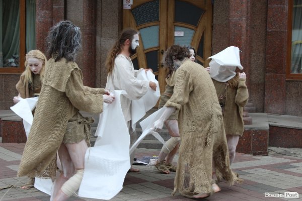 Експериментальний білоруський театр епатував луцьку публіку. ФОТО. ВІДЕО