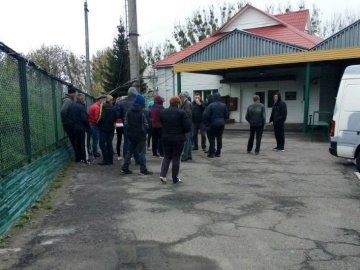 На «Устилузі» митники не пускали людей, які везли в Україну пальне з Польщі. ФОТО