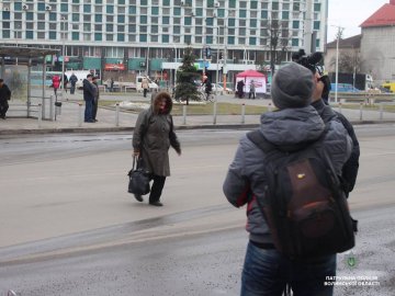 У Луцьку копи вчили «пішоандонів» переходити дорогу. ФОТО