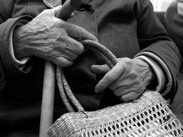 Пенсіонерка намагалася спалити себе живцем