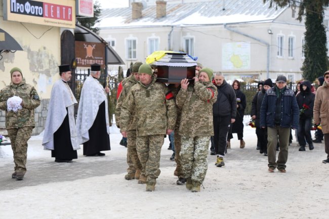 У Луцьку попрощалися з воїном Віктором Смоляром