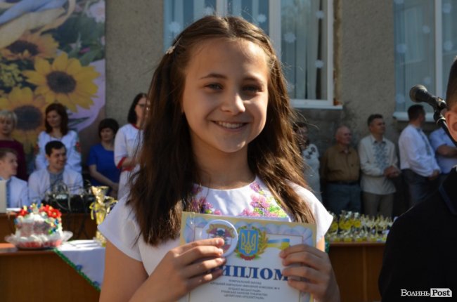 Школо, прощай: у луцькій школі №9 пролунав останній дзвоник. ФОТО