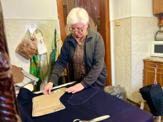 Пенсіонерки з Волині шиють валянки для воїнів. ВІДЕО
