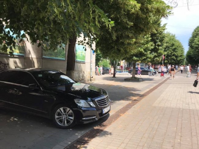 У Луцьку на центральній вулиці припаркувався «елітний» автохам. ФОТО