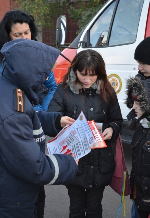 Діти-переселенці на екскурсії в луцьких рятувальників. ФОТО