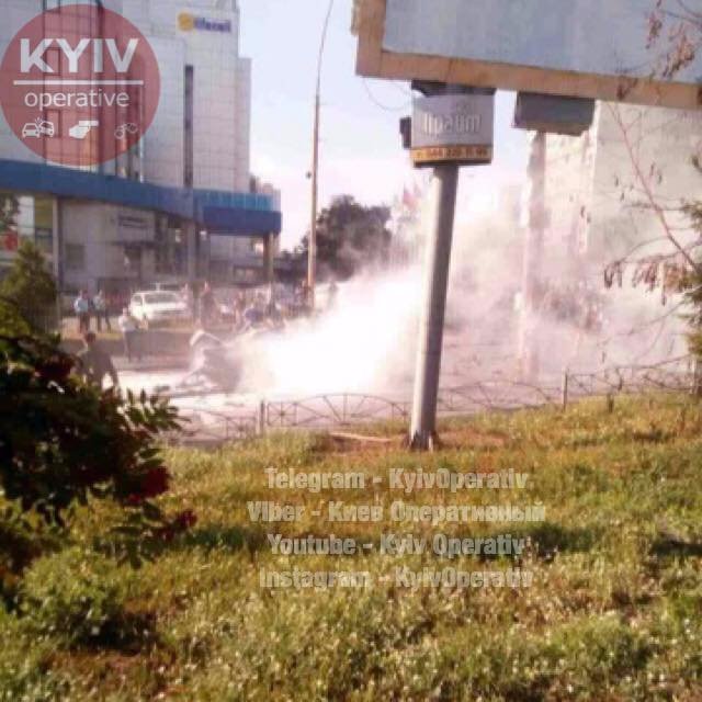 У Києві вибухнуло і вщент згоріло авто, загинув водій