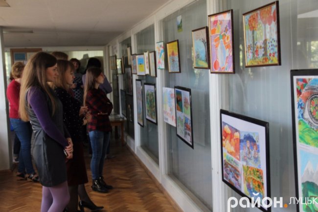 У Луцьку – виставка дитячих малюнків про мир і війну