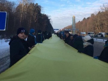 «Живий ланцюг» на дві області: Рівненщина та Волинь об'єднались прапором. ФОТО