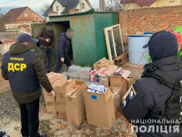 На Волині злочинна група продавала підроблений алкоголь та цигарки
