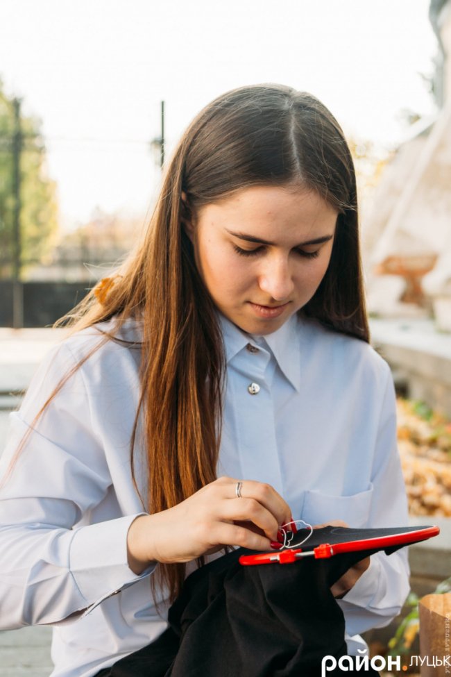 19-річна студентка з Волині створила бренд вишитих футболок