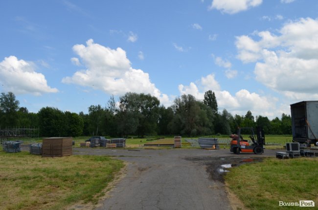 У Луцьку для Винника вже облаштовують сцену на іподромі. ФОТО