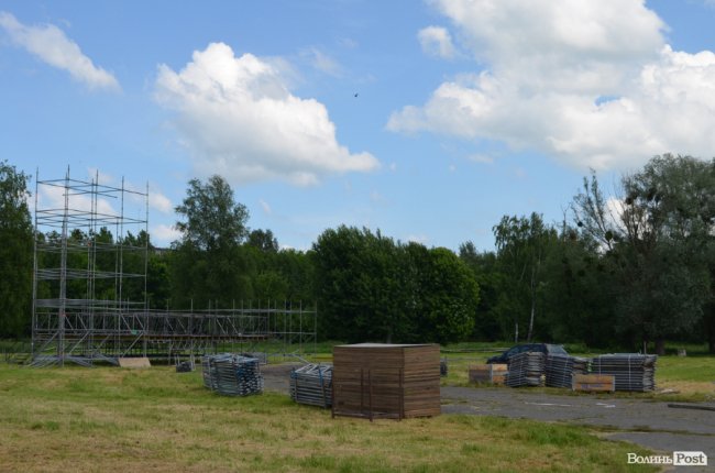 У Луцьку для Винника вже облаштовують сцену на іподромі. ФОТО