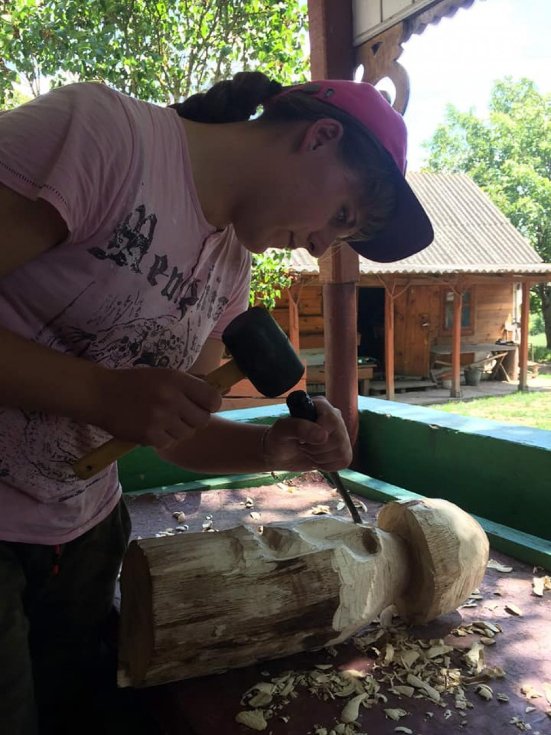 (Не) жіноче ремесло: як дівчина з Волині займається різьбленням по дереву