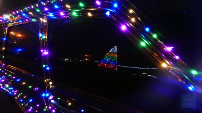 Святковий настрій на колесах: волинянин прикрасив свою автівку гірляндами, щоб дарувати людям радість. ФОТО