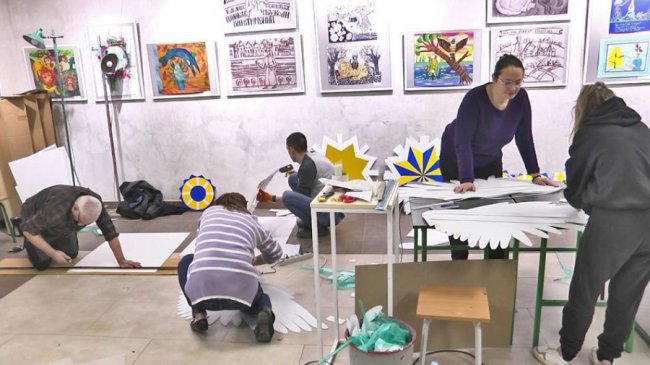 У Луцькій художній школі створюють прикраси для головних ялинок міста