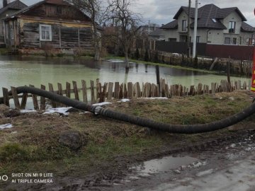 У волинському місті рятувальники відкачали воду, яка підійшла до будинку