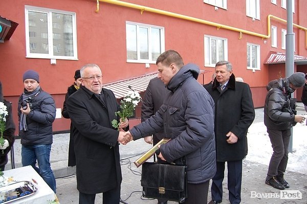 У Луцьку підлеглий Азарова роздав ключі від квартир. ФОТО