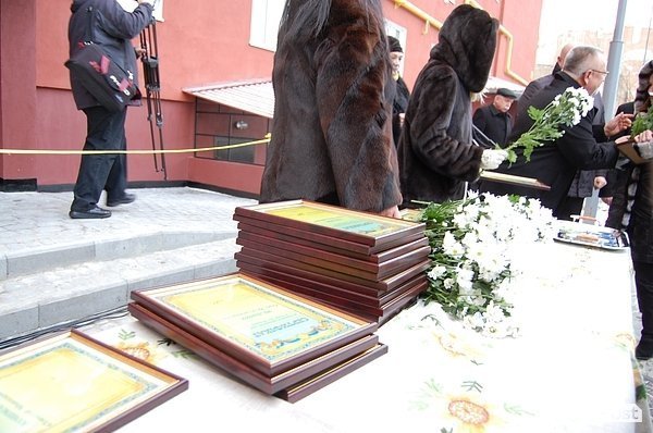 У Луцьку підлеглий Азарова роздав ключі від квартир. ФОТО