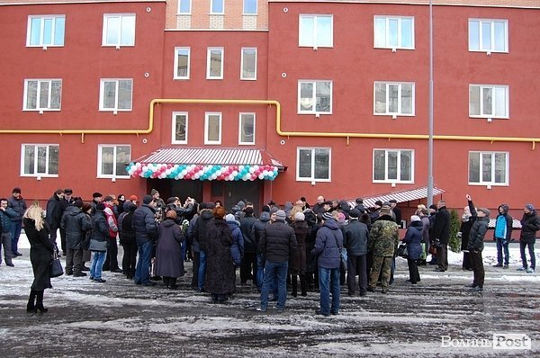 У Луцьку підлеглий Азарова роздав ключі від квартир. ФОТО