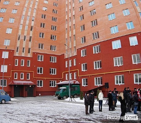 У Луцьку підлеглий Азарова роздав ключі від квартир. ФОТО