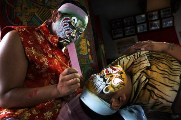 10 місце. Шоу Богів. Трупи цього шоу можуть бути помічені по всьому Тайваню на різних релігійних святах. Категорія: Шляхові портрети Фото: Chan Kwok Hung Місце: Тайчжун, Тайвань (National Geographic)