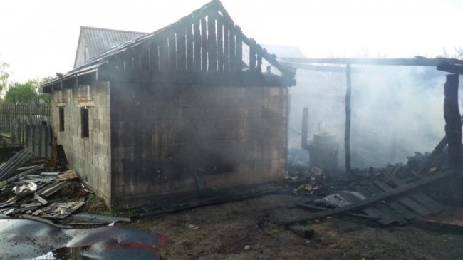 Під час пожежі волинський рятувальник запобіг перекиданню вогню на сусідні будинки. ФОТО