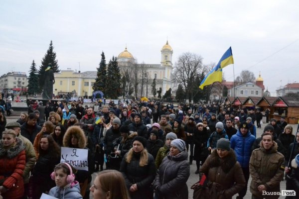 У Луцьку влаштували акцію «Я - Волноваха», щоб вшанувати загиблих на сході. ФОТО