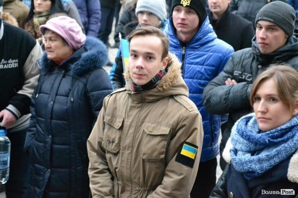 У Луцьку влаштували акцію «Я - Волноваха», щоб вшанувати загиблих на сході. ФОТО