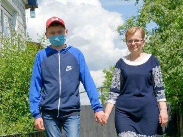 Родина з Волині просить врятувати від недуги маму й сина