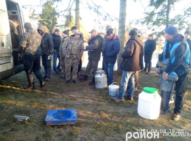 У Любомльському районі рибалки-любителі випустили у озера 1300 кілограмів карася та коропа