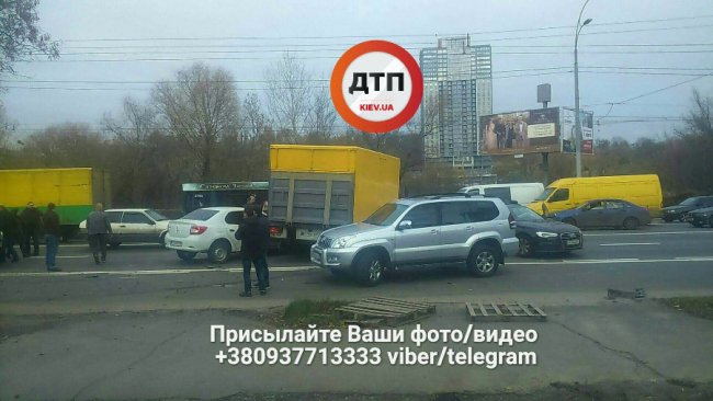 У Києві - аварія за участю вантажівки і 5 іномарок