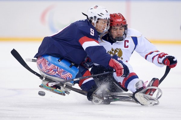 Під час матчу з следж-хокею між збірними Росії і США