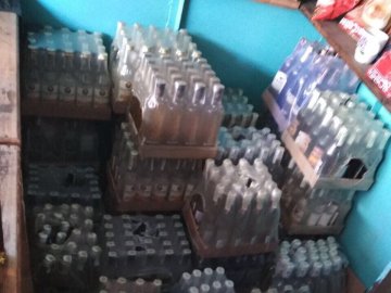 На волинському ринку вилучили тисячі пляшок підробленого алкоголю