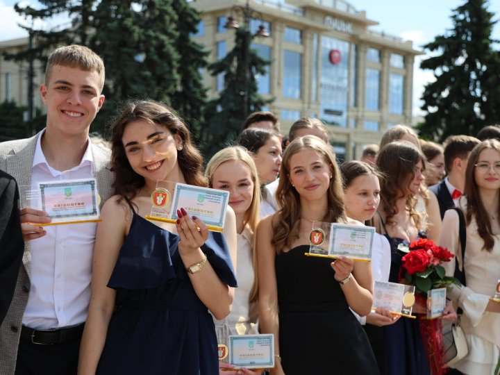 Найуспішніші та найстаранніші: 230 випускників Луцької громади отримали  свідоцтва з відзнаками