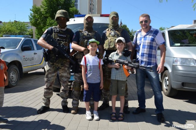 У центрі Луцька - діти зі зброєю. ФОТО