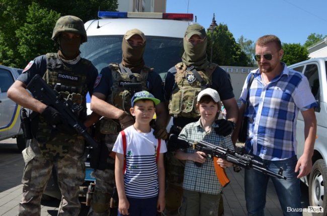 У центрі Луцька - діти зі зброєю. ФОТО