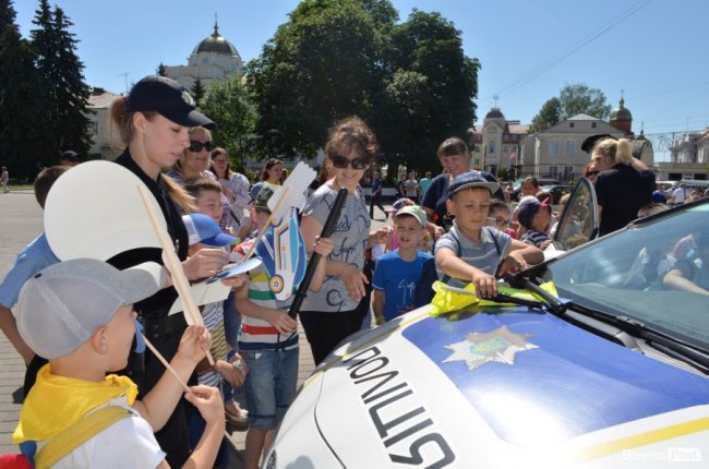 У центрі Луцька - діти зі зброєю. ФОТО