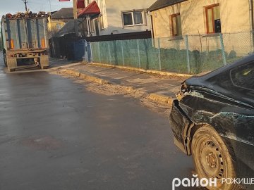 У Рожищі вантажівка протаранила припарковану автівку. ФОТО