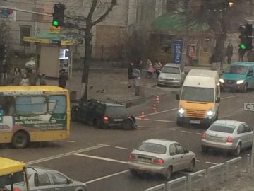 Подвійна аварія в Луцьку: в машини вирвало балку. ФОТО