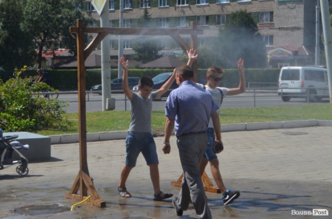 Як лучани освіжаються під вуличним душем. ФОТО