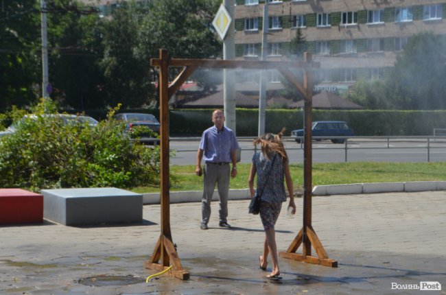Як лучани освіжаються під вуличним душем. ФОТО
