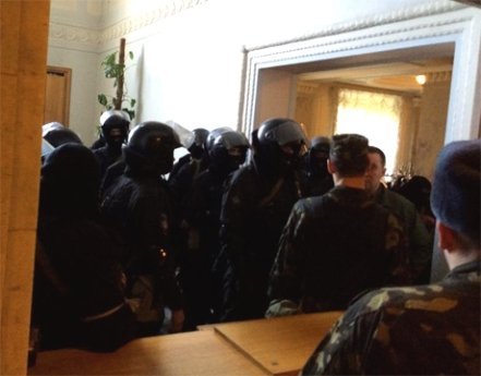 Депутати вигнали з Ради силовиків з автоматами