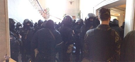 Депутати вигнали з Ради силовиків з автоматами