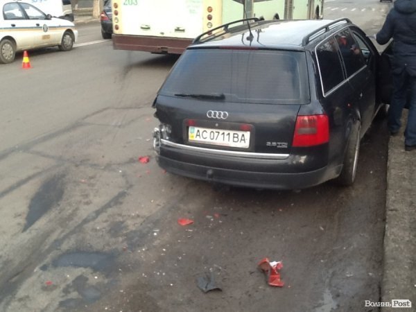 Аварія у Луцьку: Mercedes врізався у припарковану Audi. ФОТО