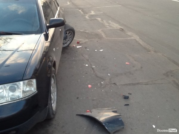 Аварія у Луцьку: Mercedes врізався у припарковану Audi. ФОТО