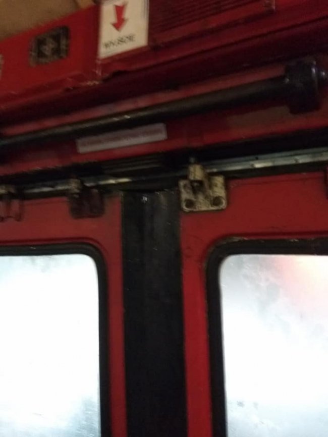 Можна вдома не вмиватись: у луцького тролейбуса протікає дах. ФОТО